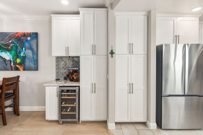 Building Photo - Your Furnished Coastal Escape Awaits!
