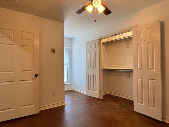 Building Photo - 13343-13343 Country Meadow Ln