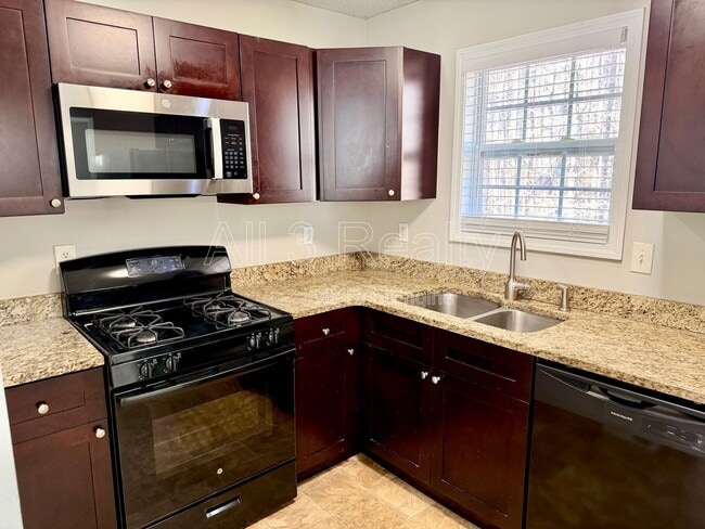 Building Photo - 753 Newport Dr