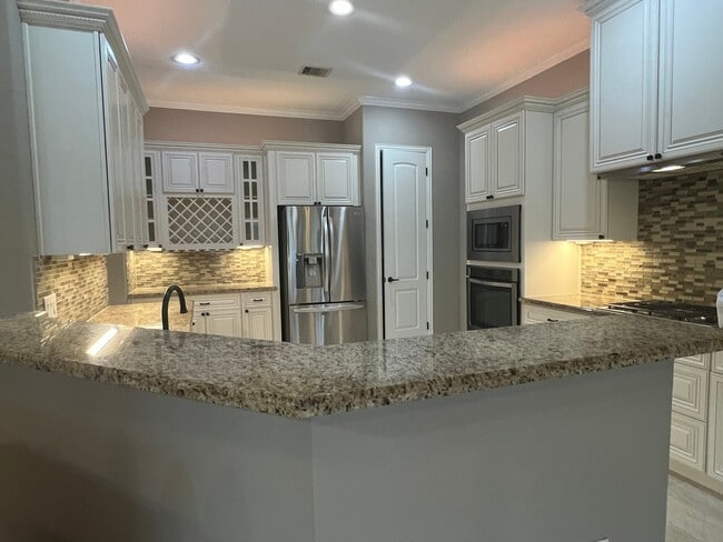 Building Photo - 106 Bella Luce