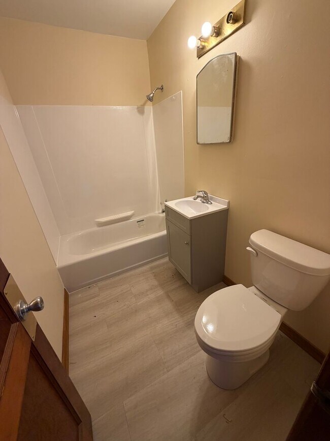 Building Photo - 1102-1104 Eisenhower