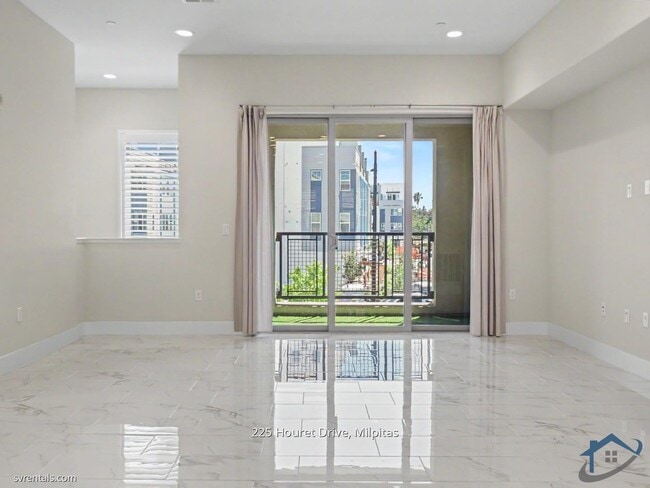 Building Photo - 225 Houret Dr