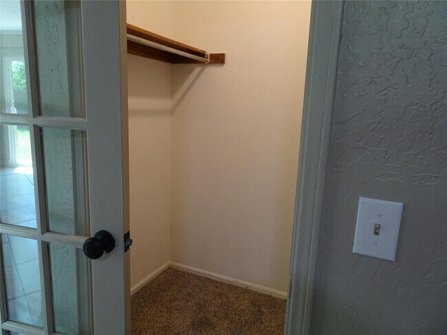 Building Photo - 600 Oak Creek Dr