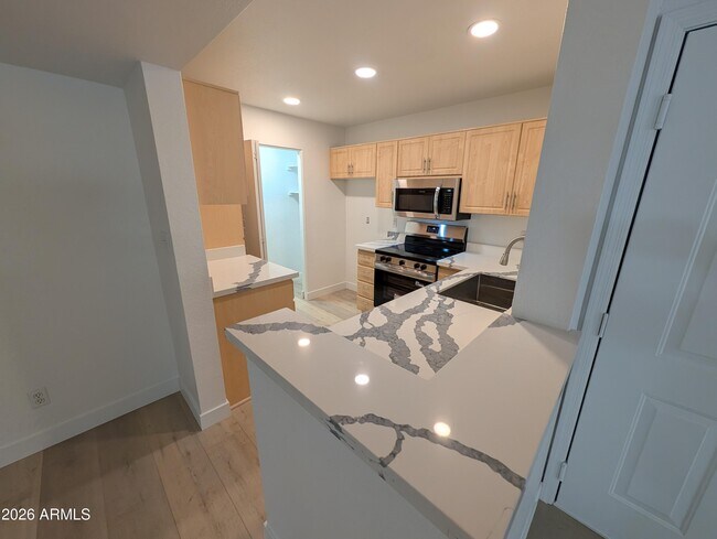 Building Photo - 1880 E Morten Ave