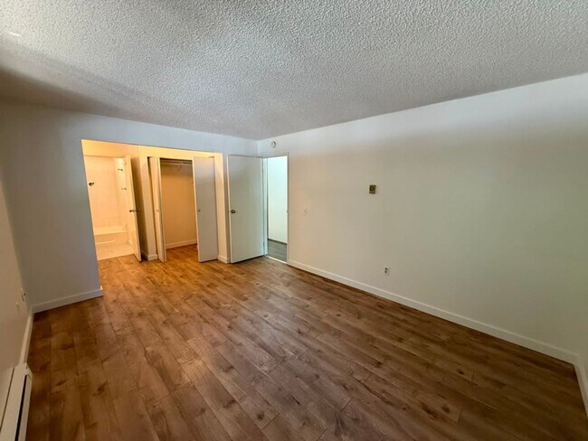 Building Photo - 3 Bed 2 Bath Condo & Pool Access!