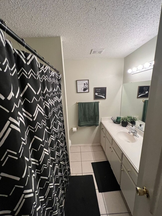 Building Photo - Available NOW! 2 bed 2 bath 2 car garage