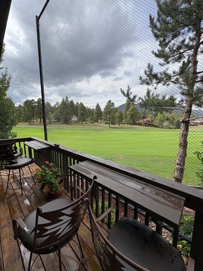 Building Photo - Vacation Rental: Golf Course Views Country...