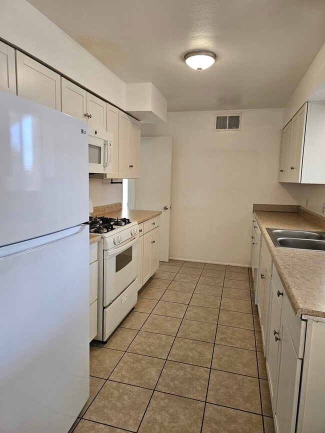 Building Photo - 739 W Padre Kino Dr