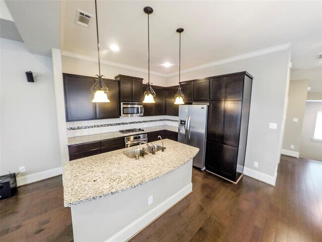 Building Photo - 736 Nicholson St