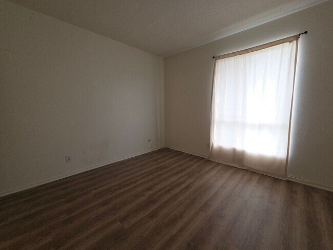 Building Photo - Spacious 2 Bedroom 2 Bath Upstairs Condominium