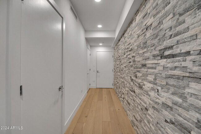 Building Photo - 7117 E Rancho Vista Dr