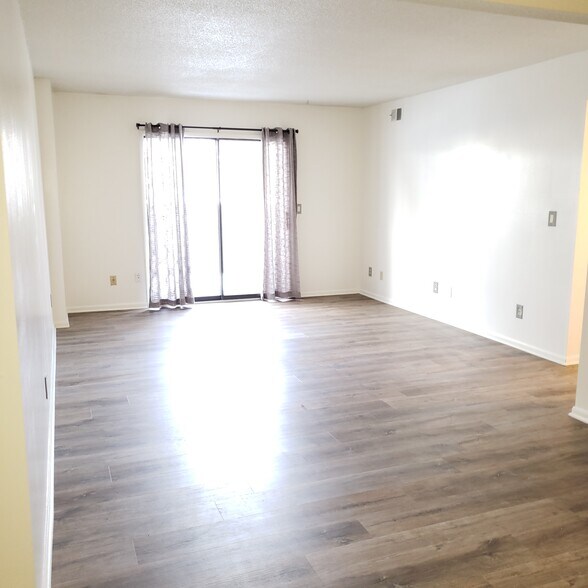 Living room - 9533 University Ave