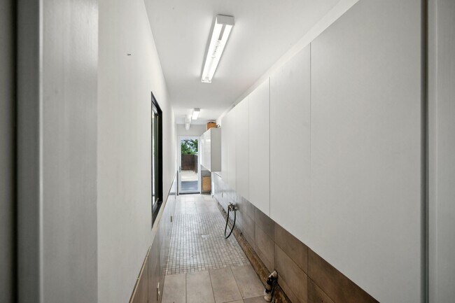 Building Photo - 363 Monticello St