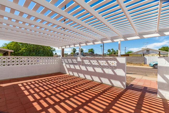 Building Photo - Amazing 3 bed 2 bath home with large backyard