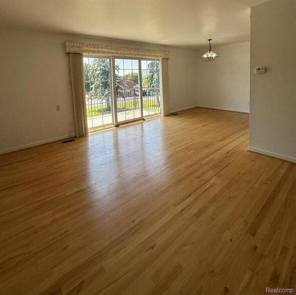 Building Photo - 458 Fox Hills Dr S