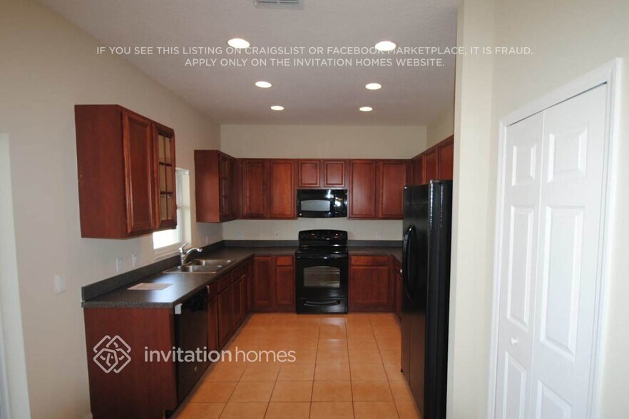 Building Photo - 3575 Somerset Cir