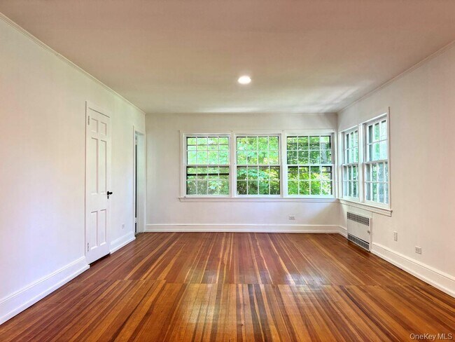 Building Photo - 560 Taxter Rd