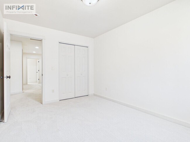Building Photo - 935 Forestglen Dr
