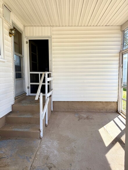 Building Photo - 633 Windsor Ave