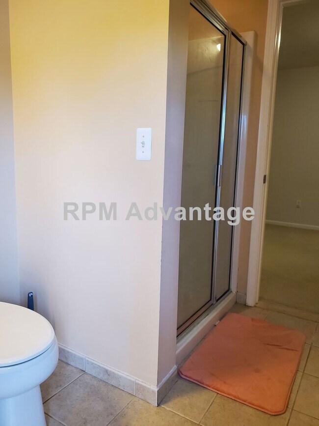 Building Photo - Gorgeous Townhouse Steps from Pool and Hik...