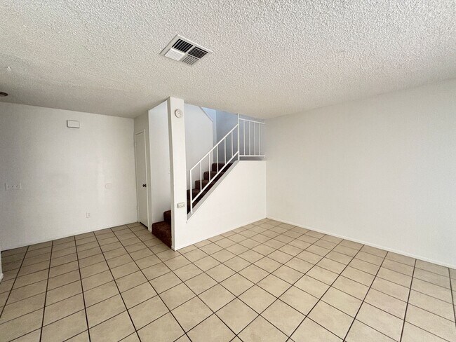 Building Photo - East Palmdale Townhouse