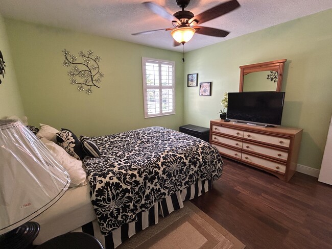 Building Photo - 10470 Pelican Dr