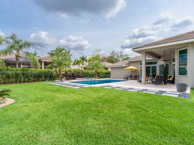 Building Photo - 2550 Jardin Manor