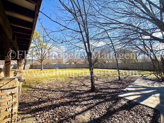 Building Photo - 1204 Williamsburg Dr