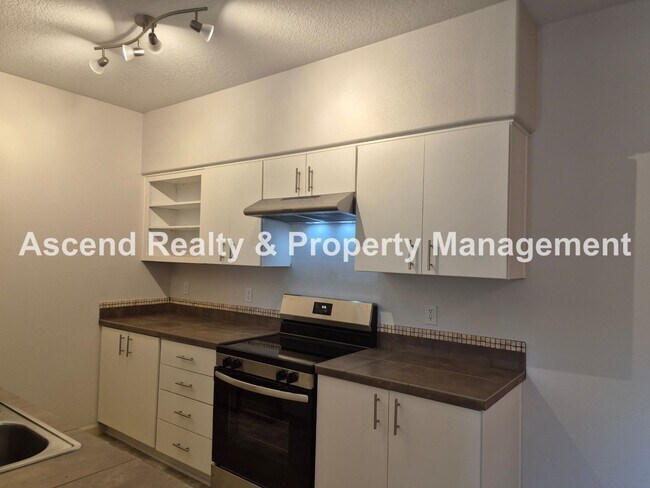 Building Photo - 2Bed/2Bath Tanasbourne Condo Quiet Location MiniSplit AC Assigned Parking Space Water & Garbage I...