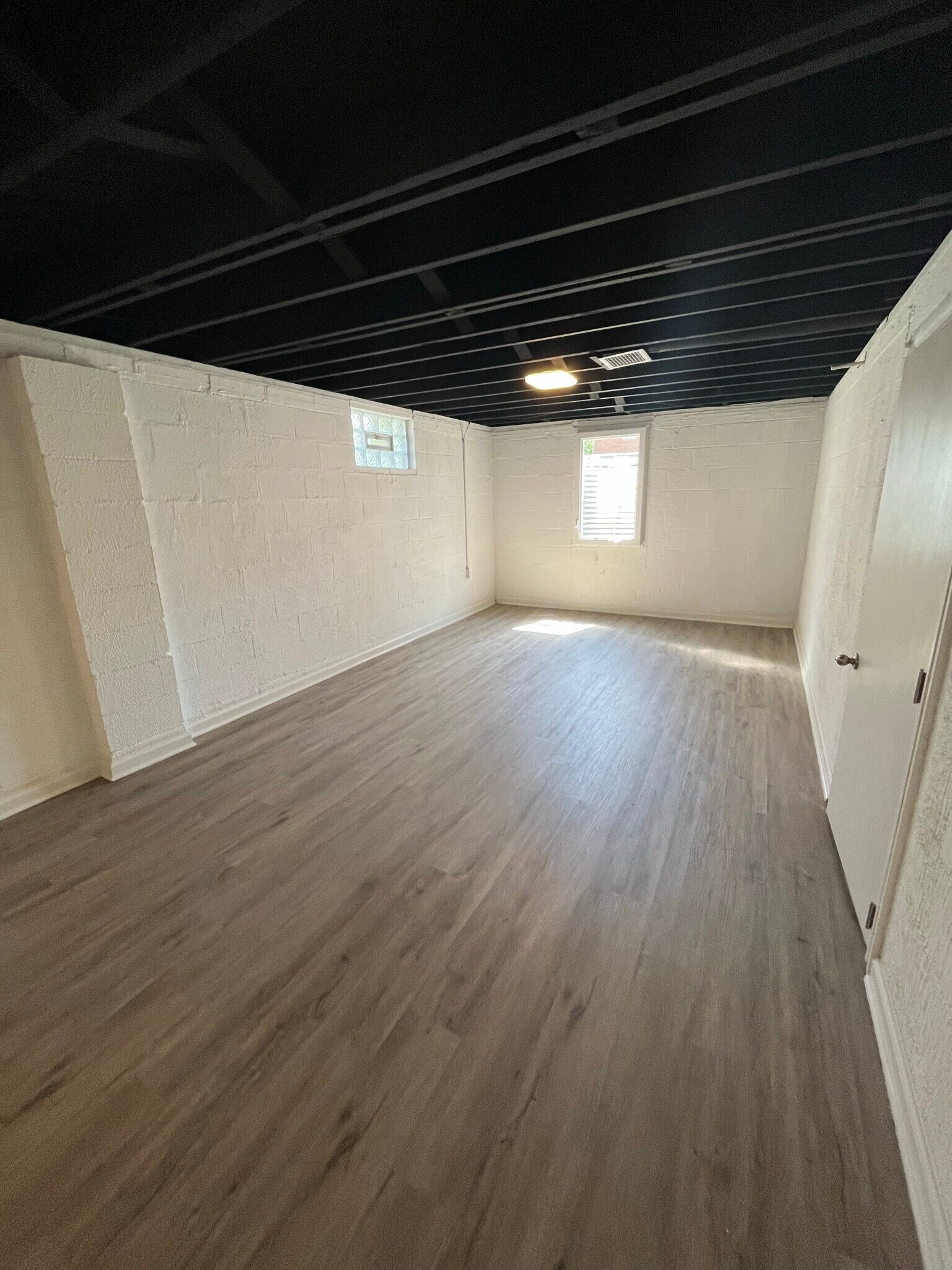 Building Photo - 272 S Weyant Ave