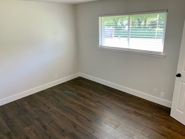 Building Photo - Remodeled & Stunning 2/1 Duplex in South A...