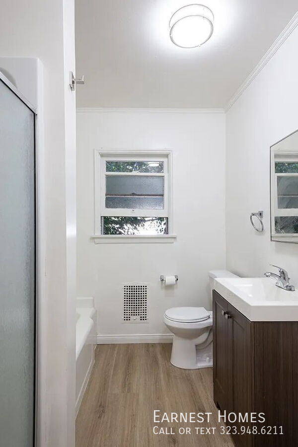 Building Photo - 127 N Doheny Dr