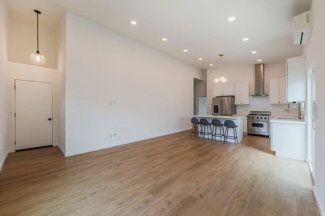 Building Photo - Warm & Inviting Hawthorne Home!
