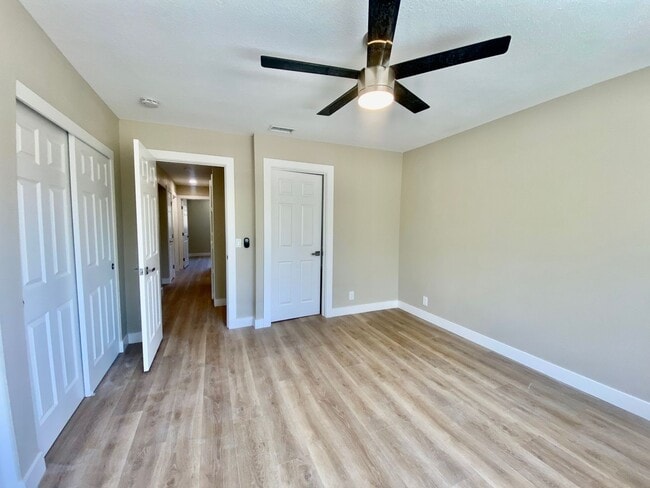 Building Photo - RECENTLY RENOVATED 4 BED, 2.5 BATH HOME ON CORNER LOT