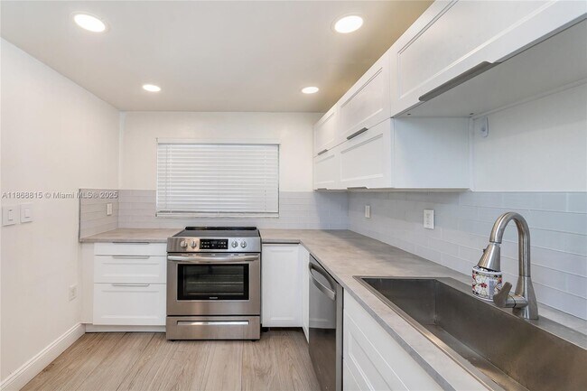 Primary Photo - 8875b Fontainebleau Blvd