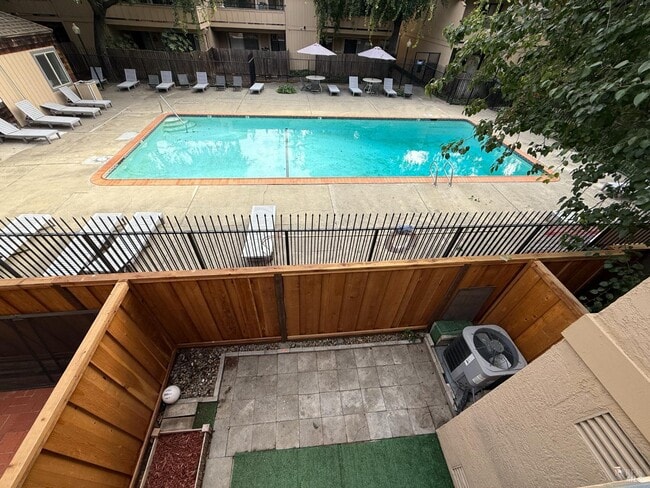 Building Photo - 2161 Northwood Cir