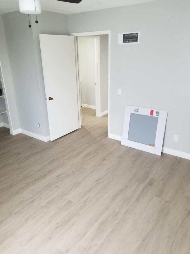 Building Photo - FASHION VALLEY HOME