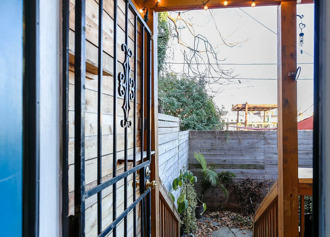 Building Photo - Fully Renovated 3 BR/1.5 BA Apartment in C...
