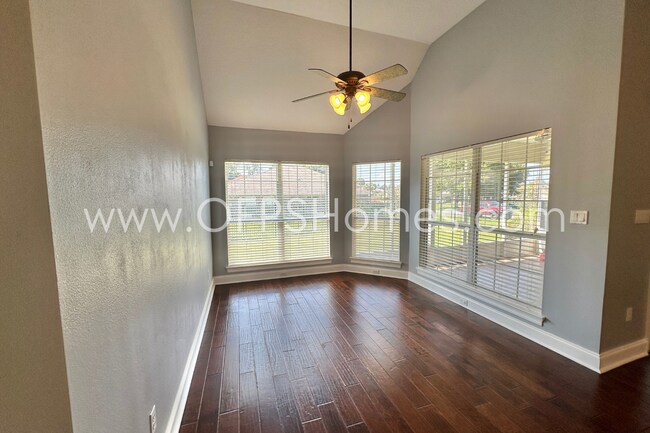 Building Photo - Gated South Crestview Community!