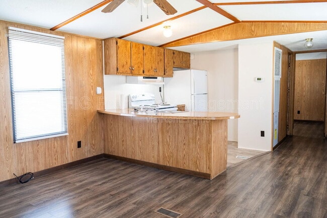 Building Photo - 805 Hillvale Rd