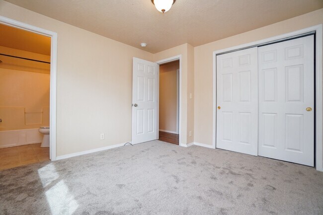 Building Photo - 2105 S Euclid Ln