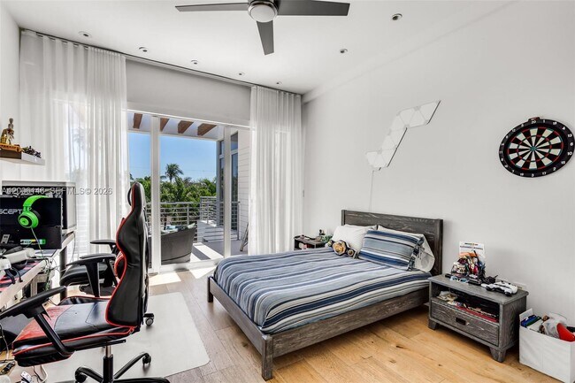 Building Photo - 230 W McIntyre St