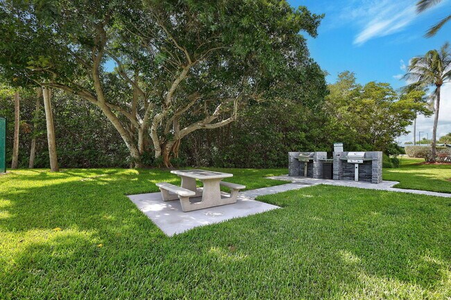 Building Photo - 801 S Ocean Dr