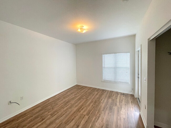 Building Photo - 1867 S Dovetail Dr