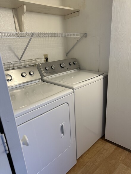 Laundry hidden behind bi-fold doors - 425 S Parkcrest