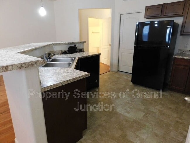 Building Photo - 621 Zenith Ln