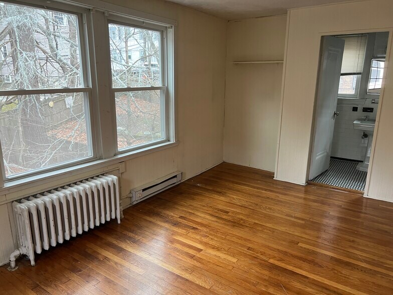 Building Photo - 148 Strathmore Rd