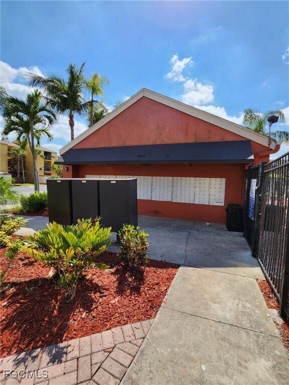 Building Photo - 2925 Winkler Ave