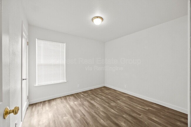 Building Photo - 16385 Gordon Way