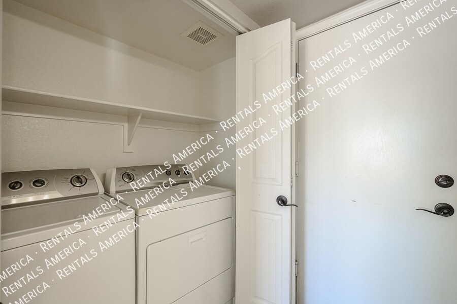 Building Photo - 1210 W Kelly Ln